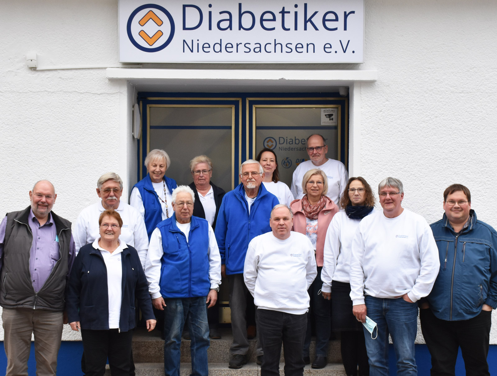 Ein Gruppenbild der Teilnehmenden vor dem Eingang zum Bildungszentrum