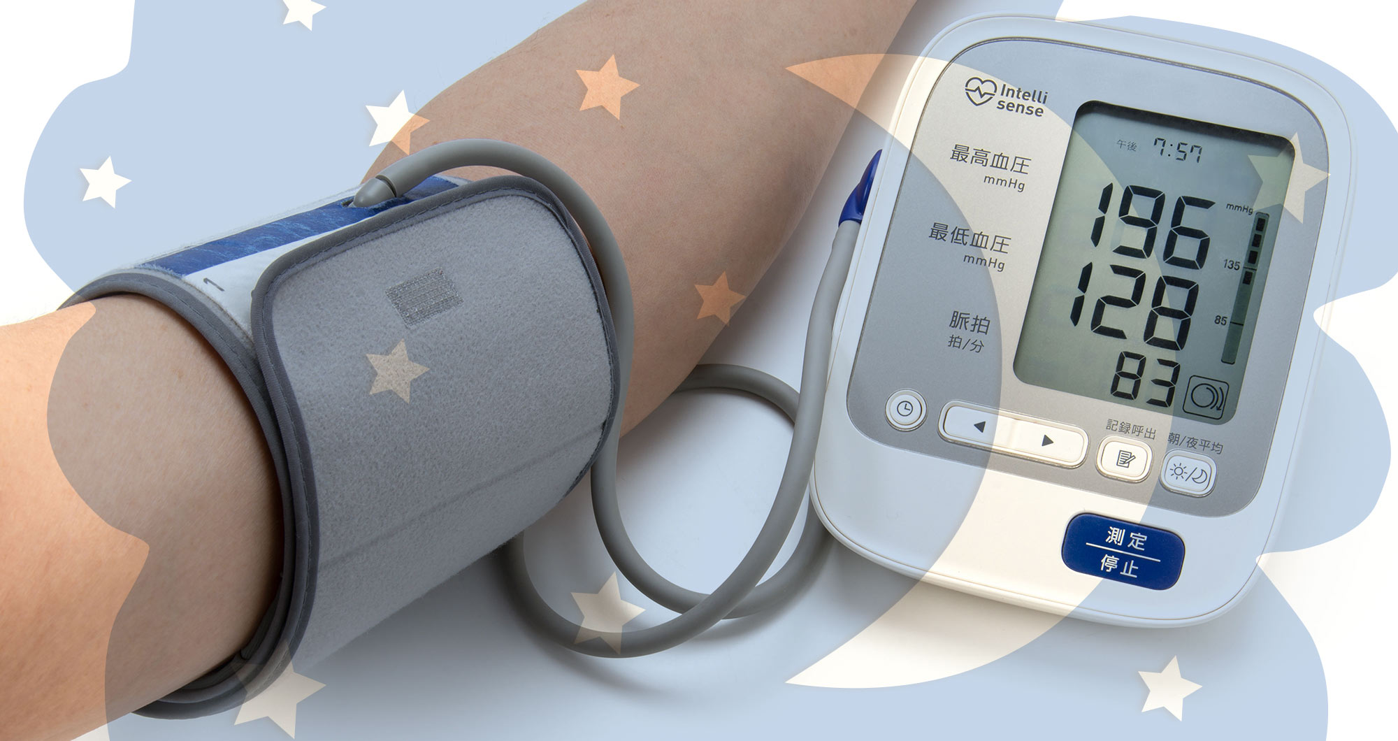 Ein Blutdruckmessgerät am Arm, der gemessene Wert liegt bei 196 zu 128, davor sind Mond und Sterne zu sehen