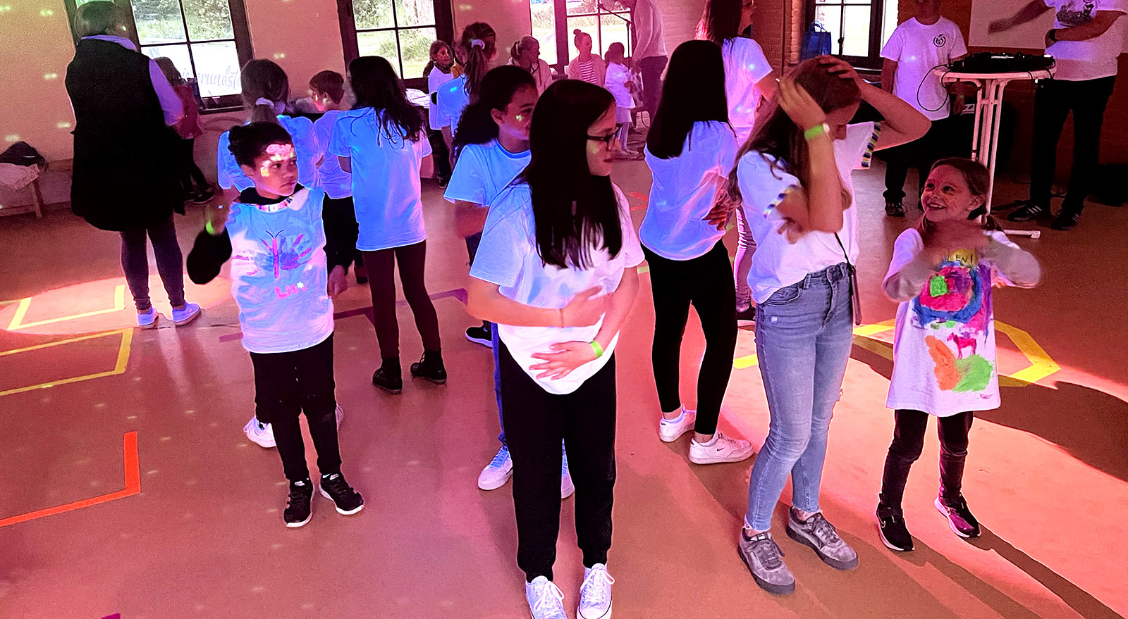 Kinder tanzen in der Kinderdisco
