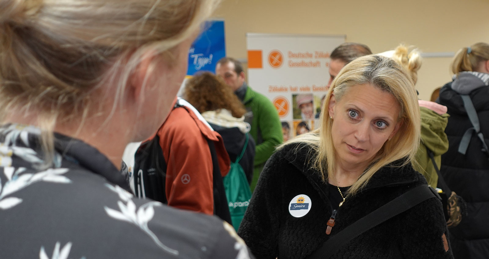 Eine Frau an einem Messestand im Gespräch