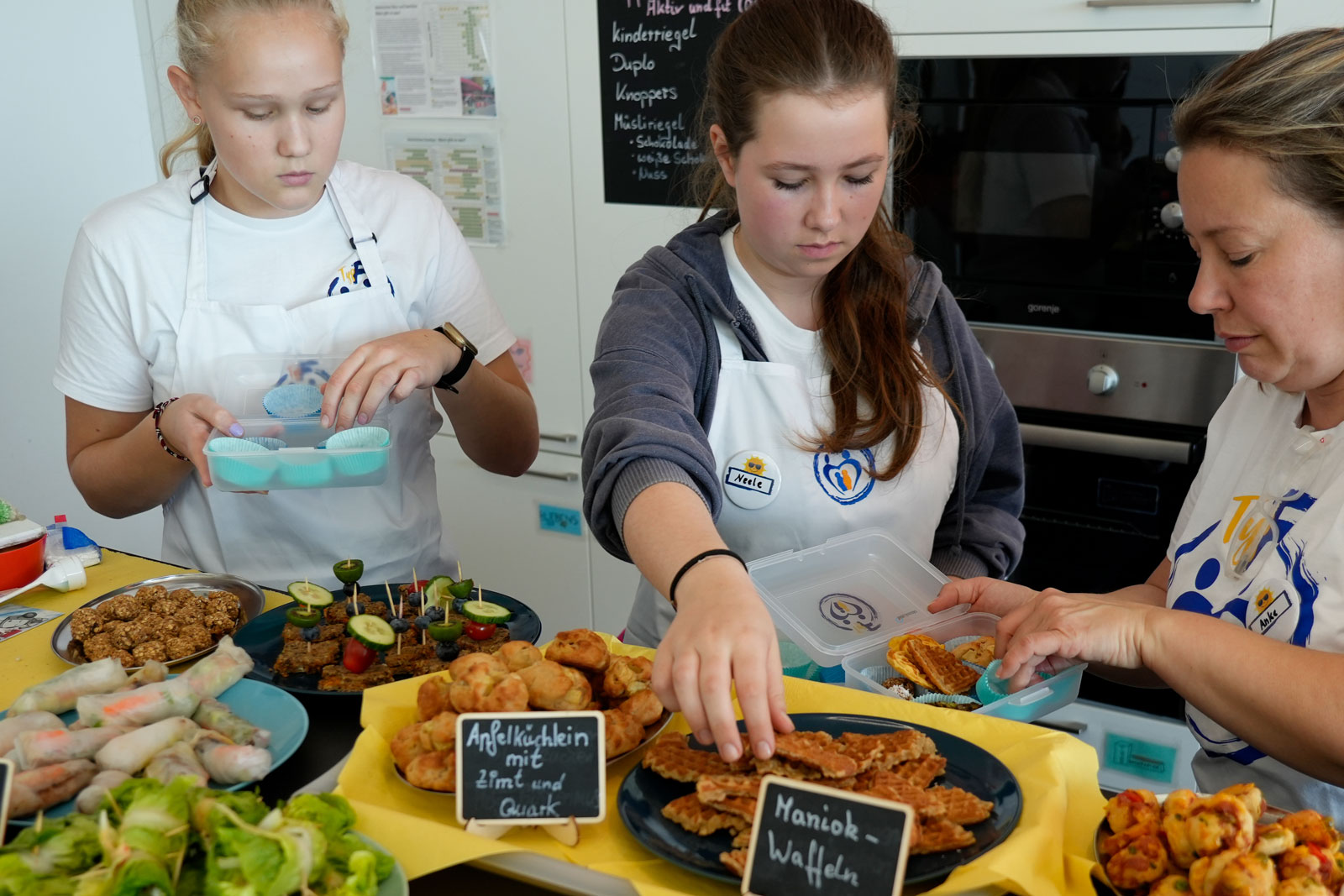 Lunchboxen werden mit Snacks befüllt