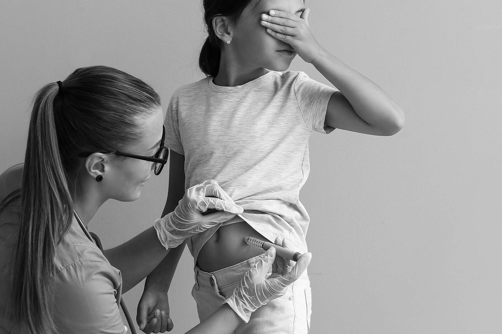 Insulin rettet Leben. Eine Pflegefachkraft spritzt einem kleinen Mädchen Insulin.