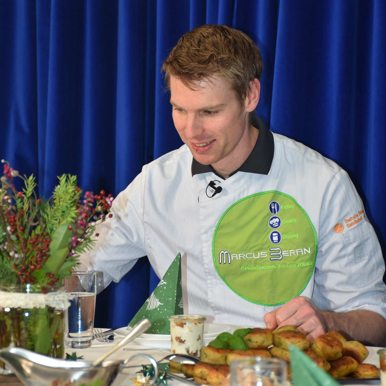 Marcus Beran lächelt am Tisch