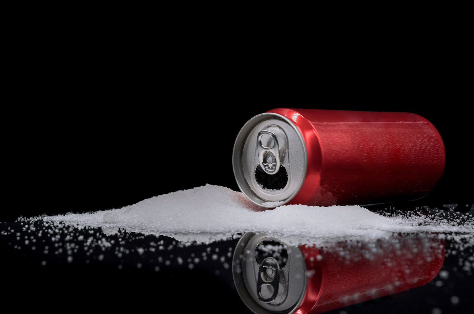 ungesundes Ernährungskonzept, die Gefahren von zuviel Zucker in kohlensäurehaltigen Getränken, beispielsweise in Cola