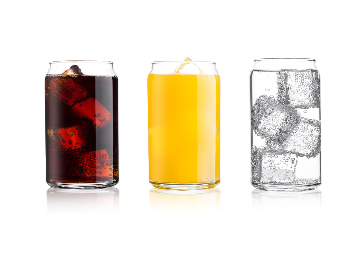 Je ein Glas Cola, Orangensaft und Wasser