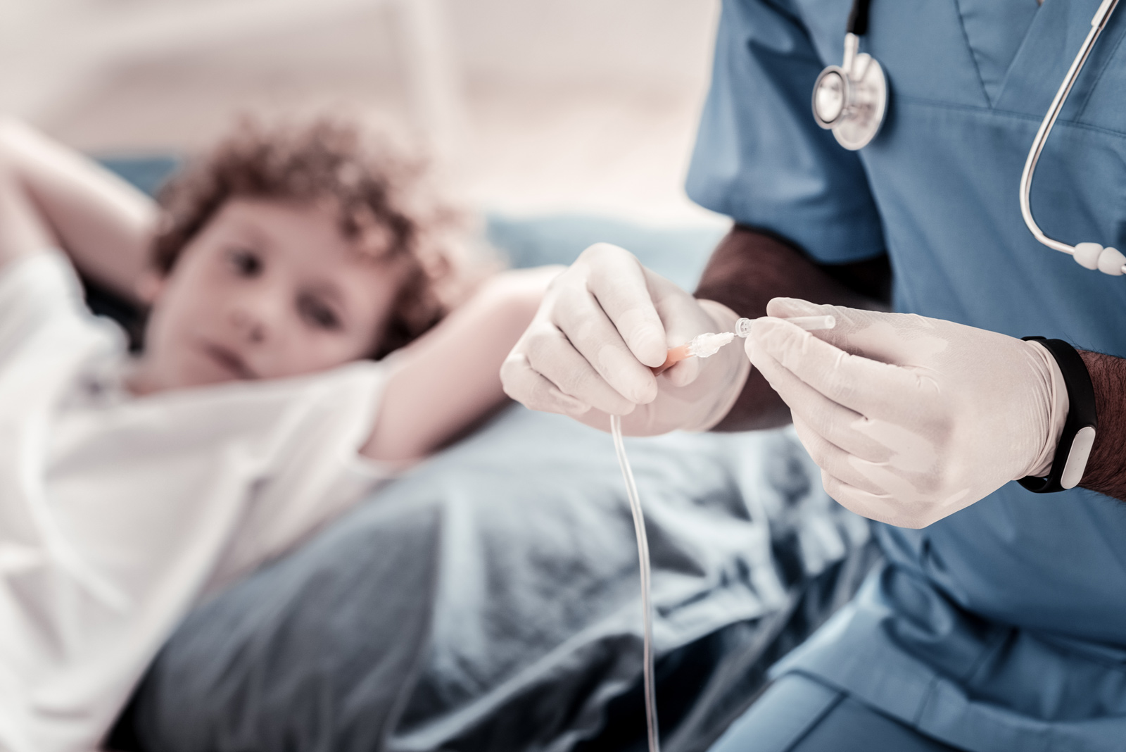 Ein kleiner Junge wartet auf eine Infusion