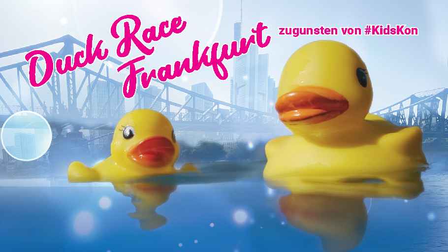 Zwei Quietscheentchen schwimmen auf dem Main