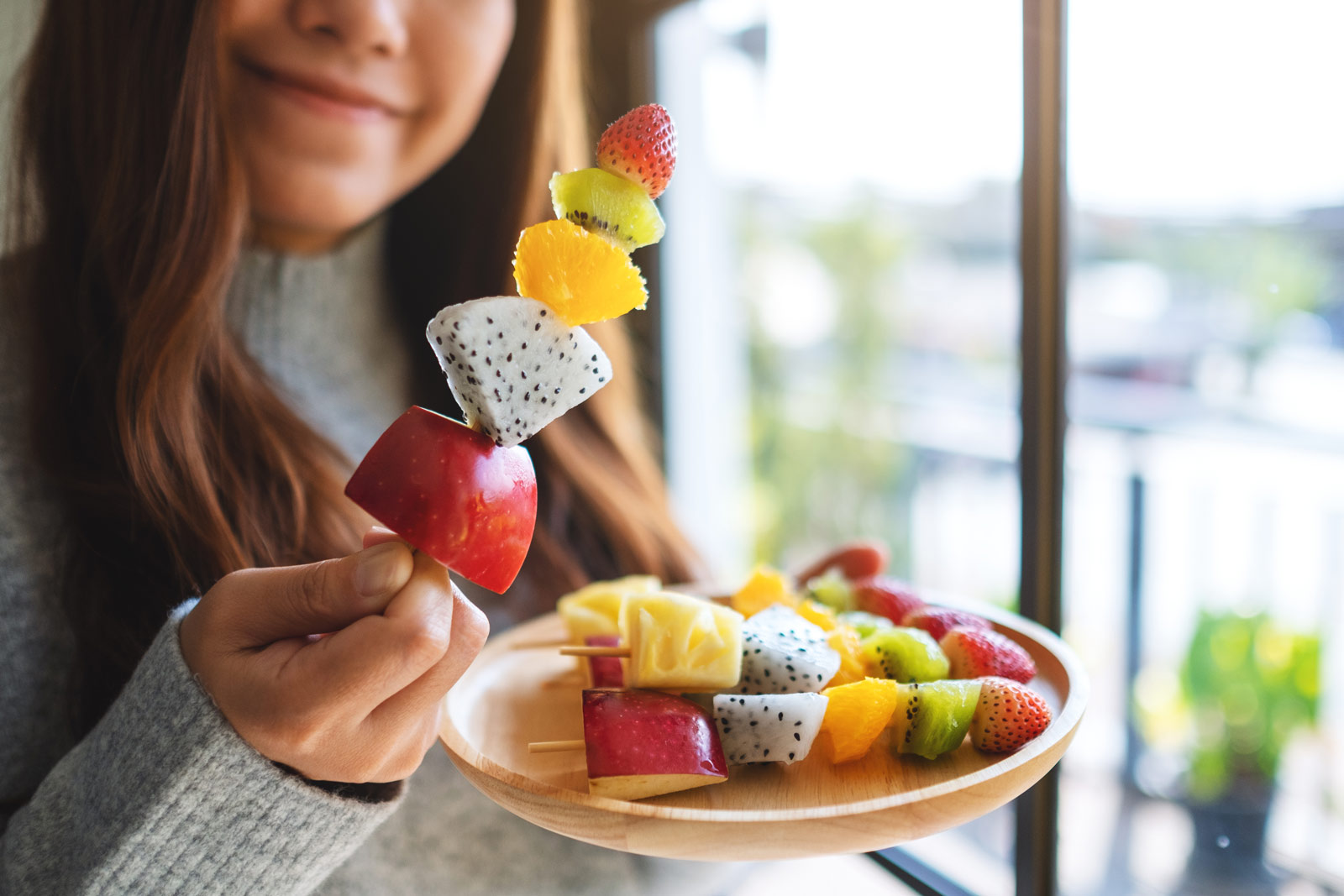 Ein Mädchen erfreut sich an einem Obstspieß