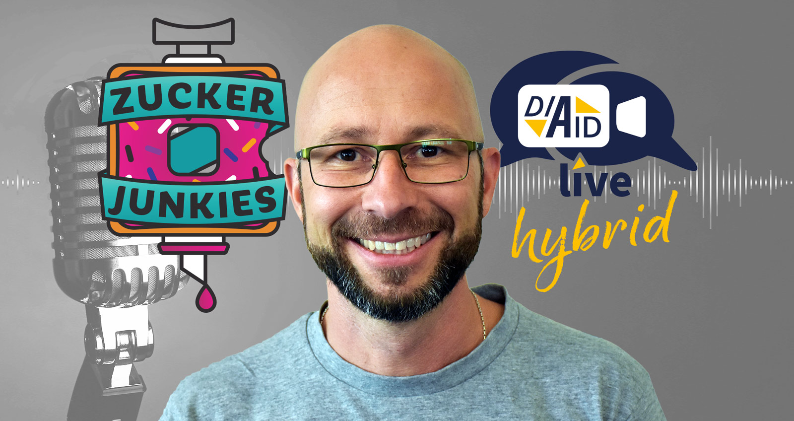 Sascha Schworm vor den Logos von Zuckerjunkies und DIA-AID live