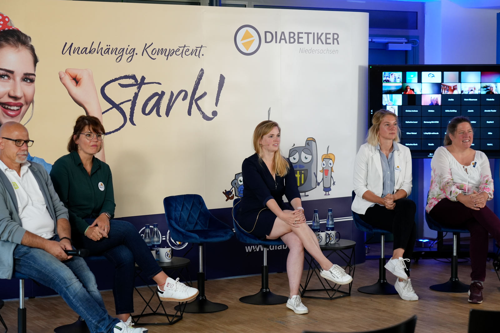 Die Hilfsmittel- Hersteller auf dem Podimum Fünf Vertreter der Hilfsmittel-Hersteller sitzen auf dem Podium
