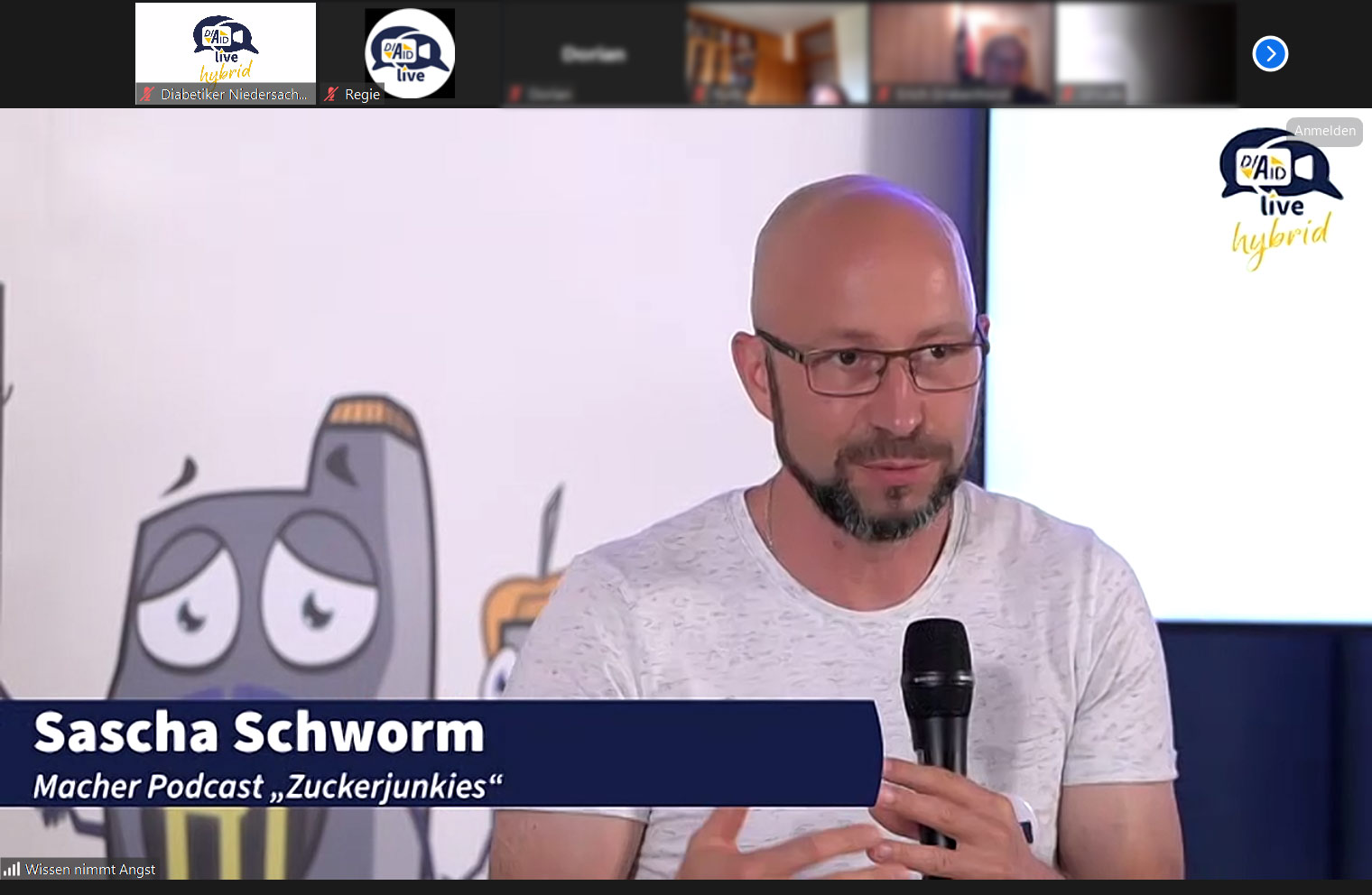 Sascha Schworm Sascha Schworm mit Mikro auf der Bühne