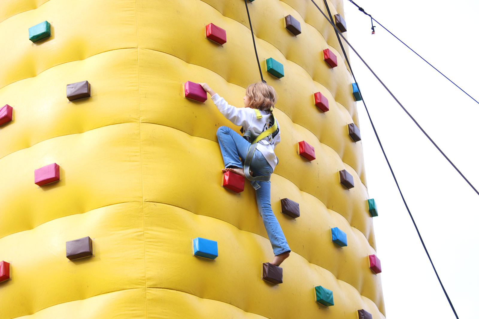 EIn Kind auf einem Kletterturm