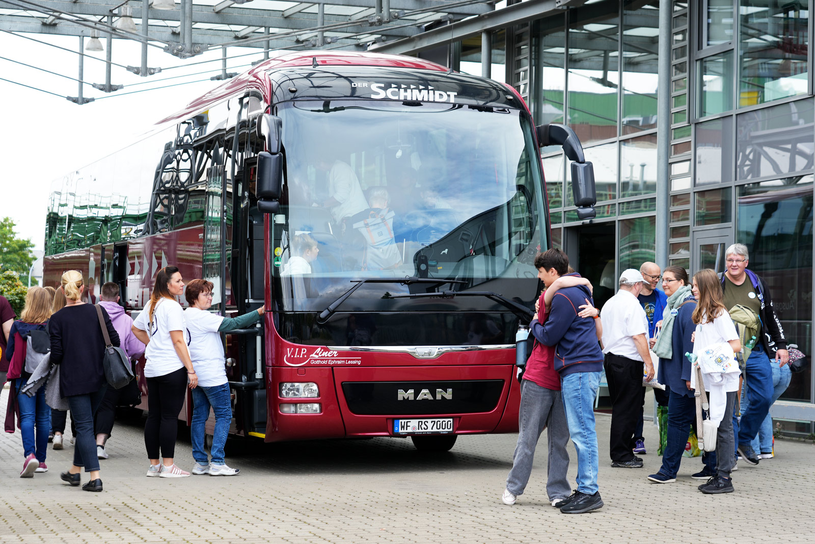 Ein Reisebus wird bestiegen