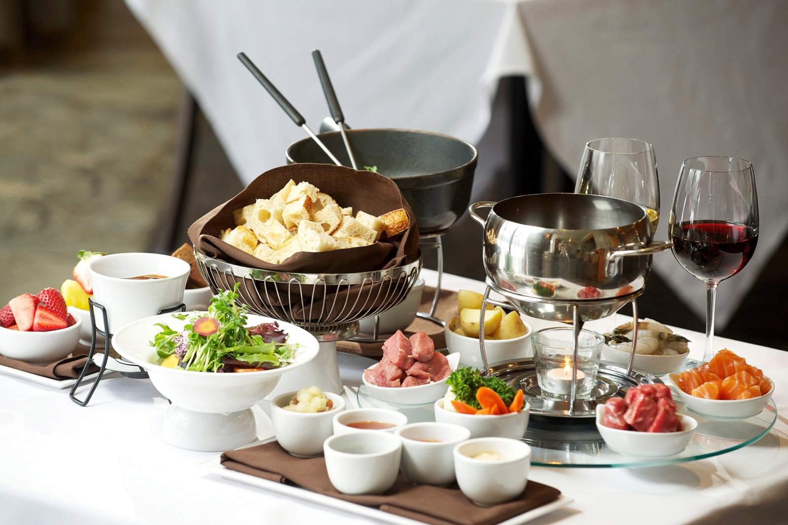 Eine festlich gedeckte Fondue-Tafel