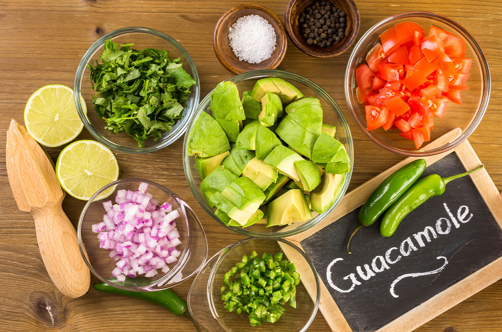 Zutaten für Guacamole, Dip aus pürierten Avocados