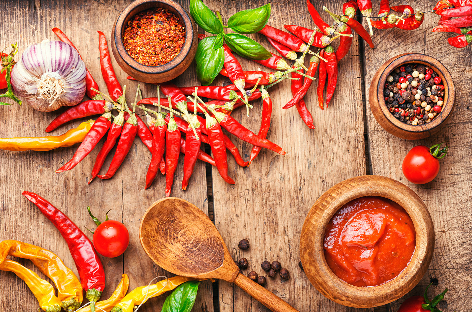 Zutaten für Sauce, Chilischoten, Tomaten, Knoblauch, bunter Pfeffer