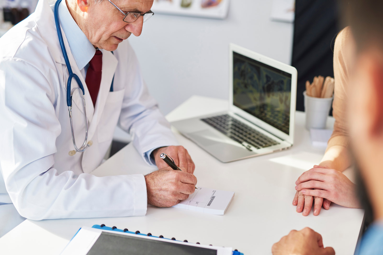 Ein Arzt verschreibt einem Patienten ein Medikament