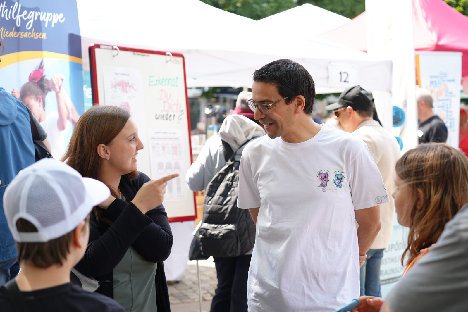 Ein Mann mit Typ-F-T-Shirt berät eine Frau