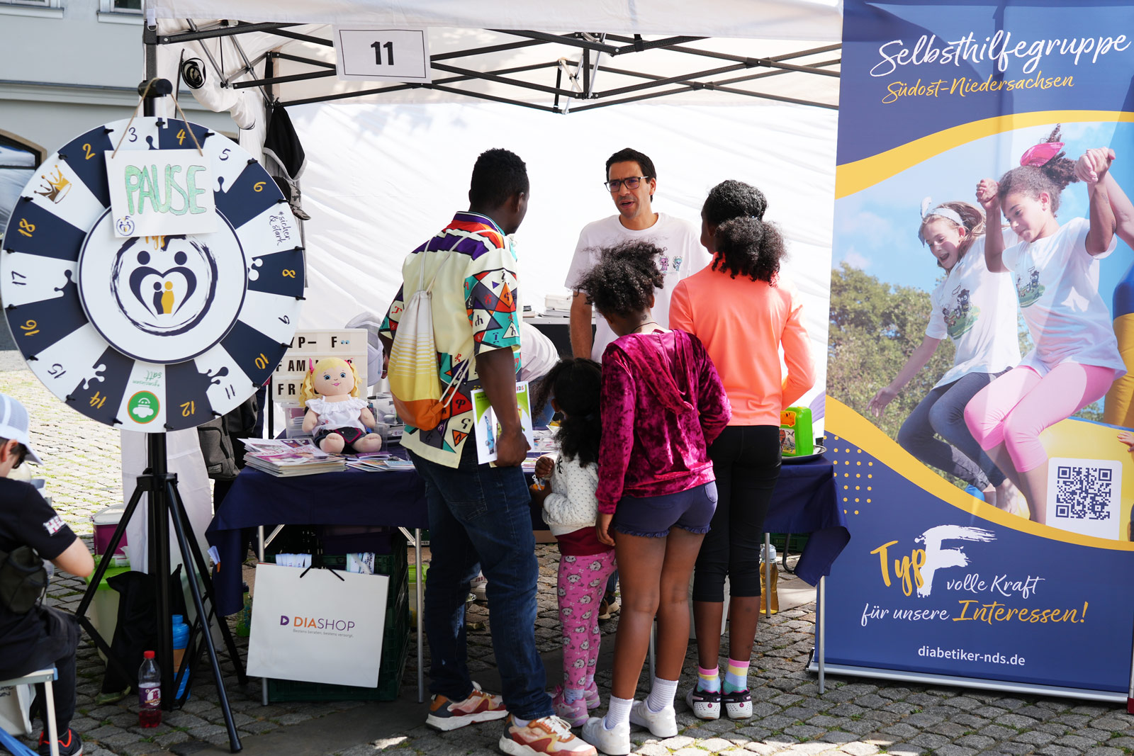 Menschentraube am Infostand