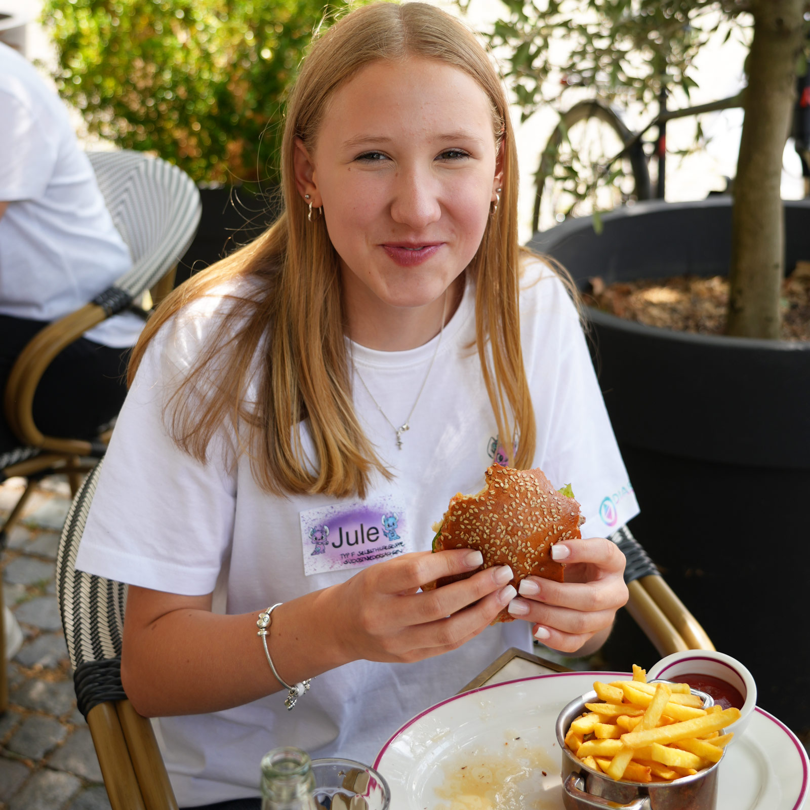Ein Mädchen isst einen Burger