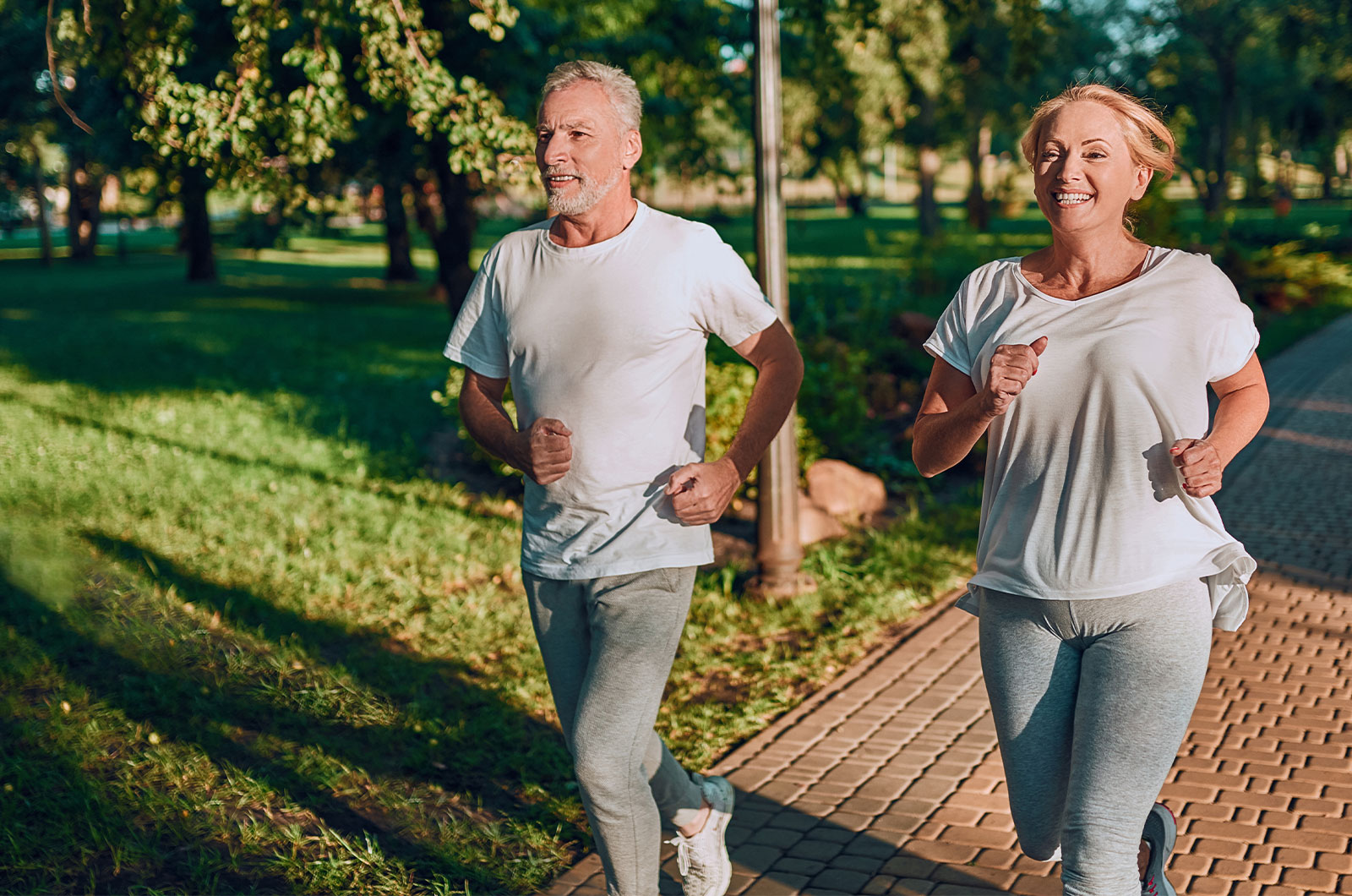 älteres Paar, sportlich aktiv, laufen im Park