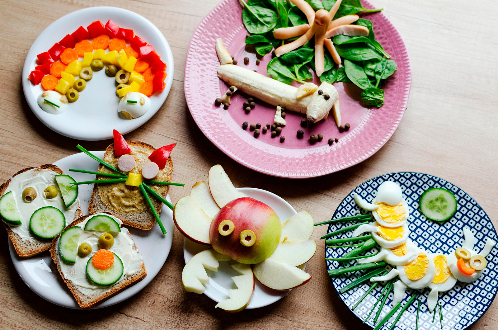 dekorativ gestaltete gesunde Mahlzeit für Kinder, appetitlich und lustig auf verschiedenen Tellern angerichtet