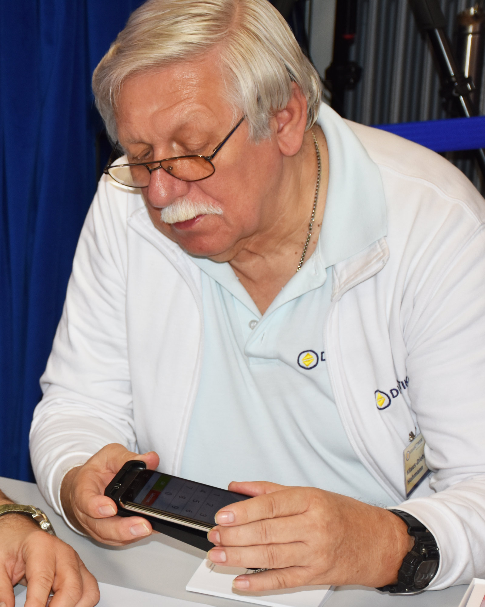 Ein Seniorenhandy wird erkundet