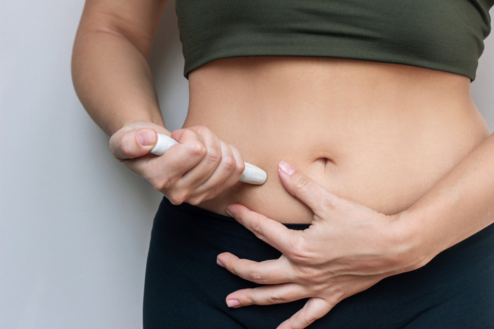 Eine Spritze wird in den Bauch gesetzt