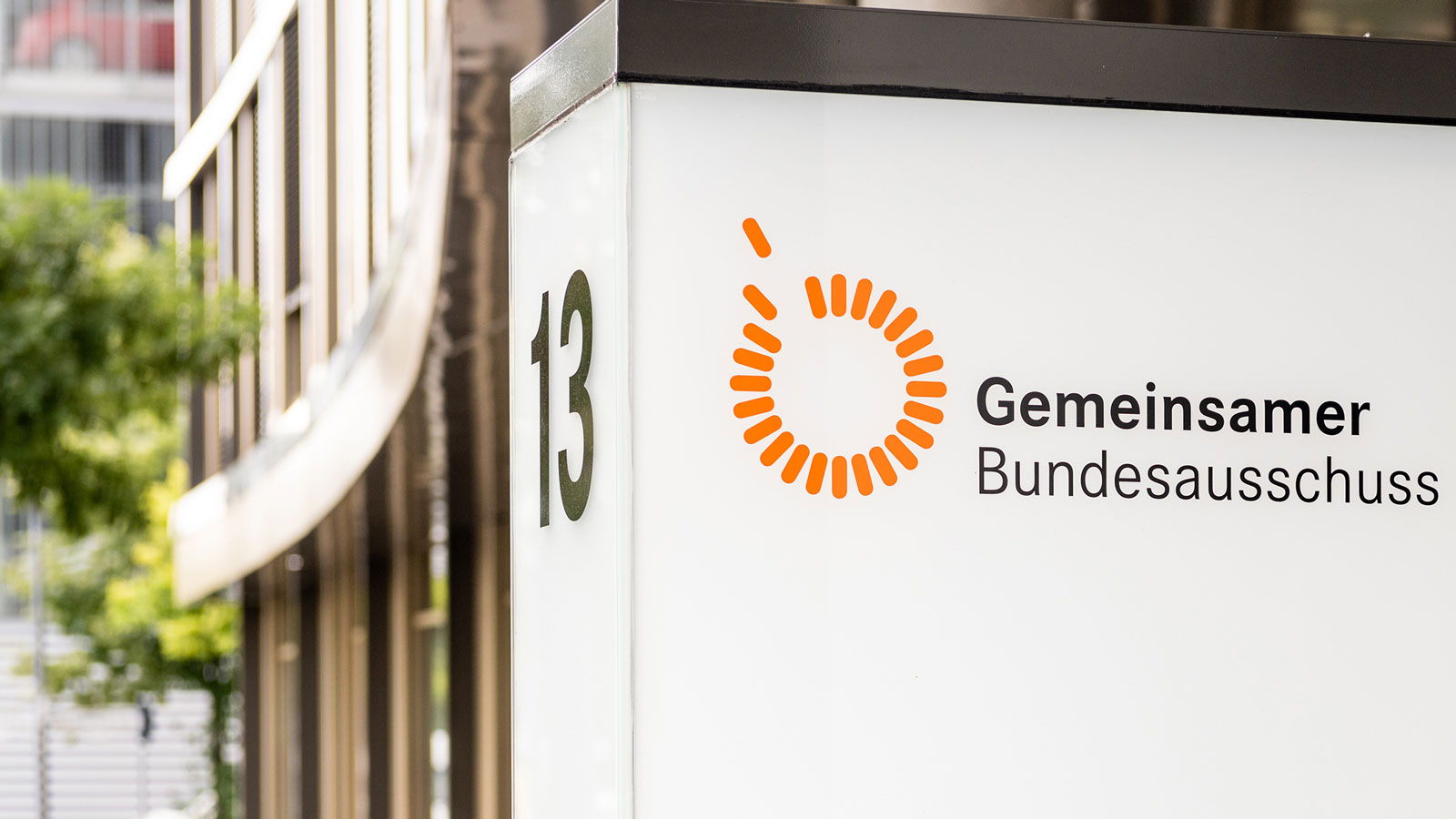 // Bildrechte: © Svea Pietschmann/G-BA Logo des G-BA am Eingang