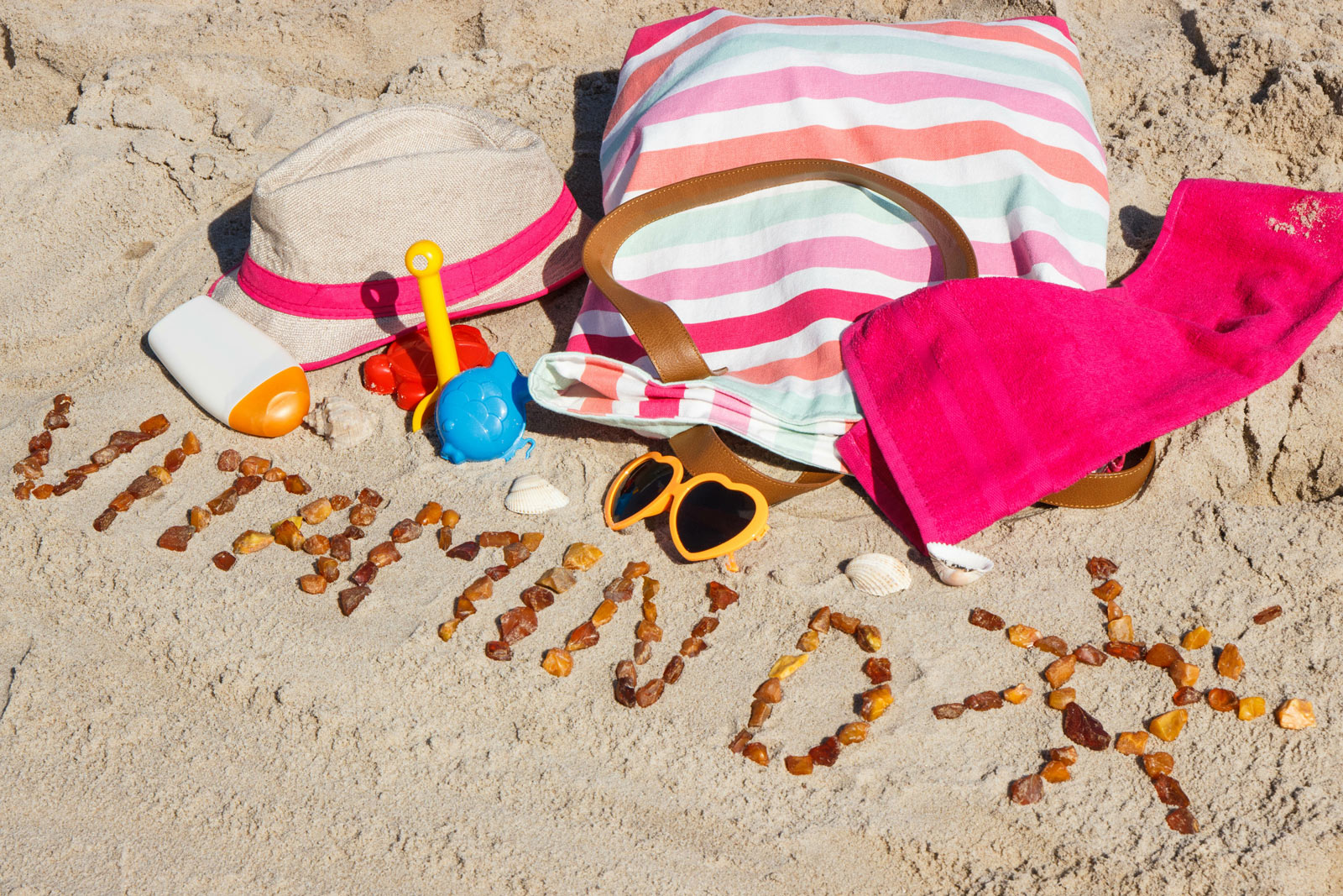 "Vitamin D" am Strand in den Sand geschrieben