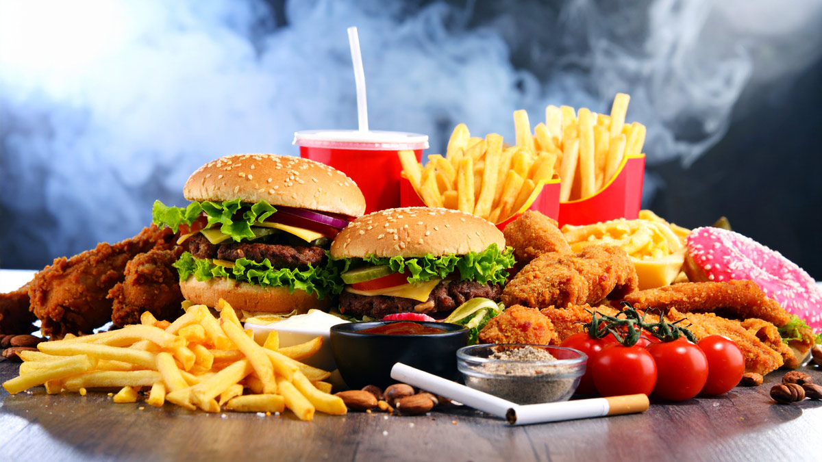 Berge von Fast Food und Zigaretten