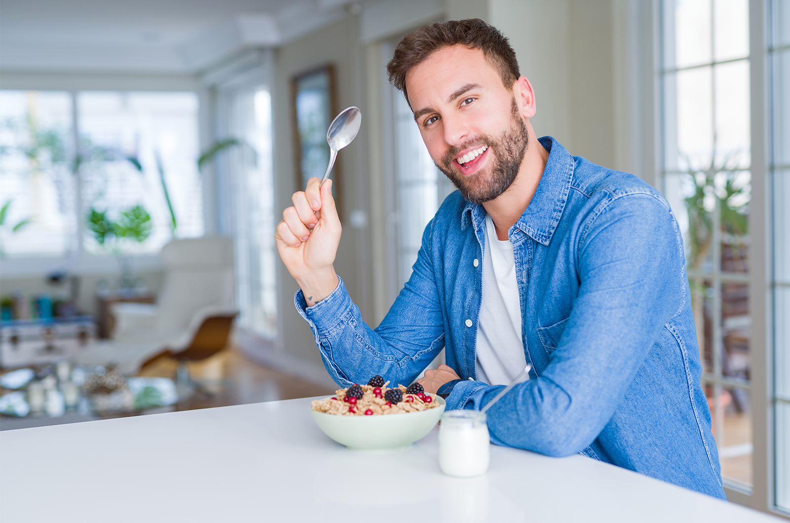 junger Mann beim Frühstück