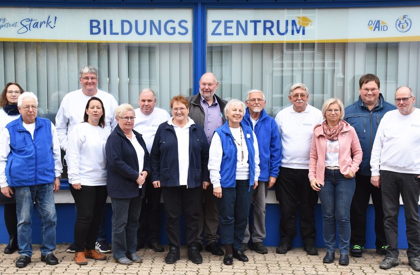 Ein Gruppenfoto vorm Bildungszentrum